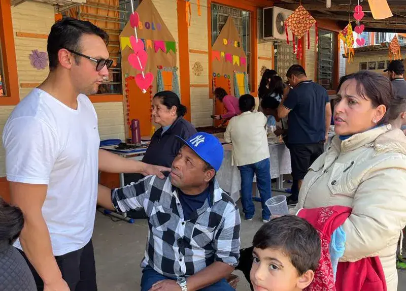 Givago em diálogo com moradores em rua de bairro de Santa Maria.