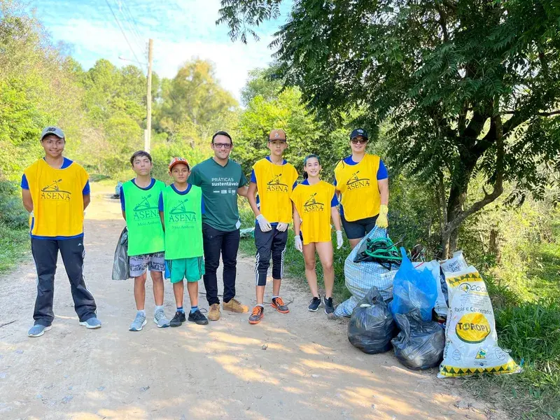 Givago Ribeiro em área verde de Santa Maria, evidenciando compromisso com desenvolvimento sustentável.