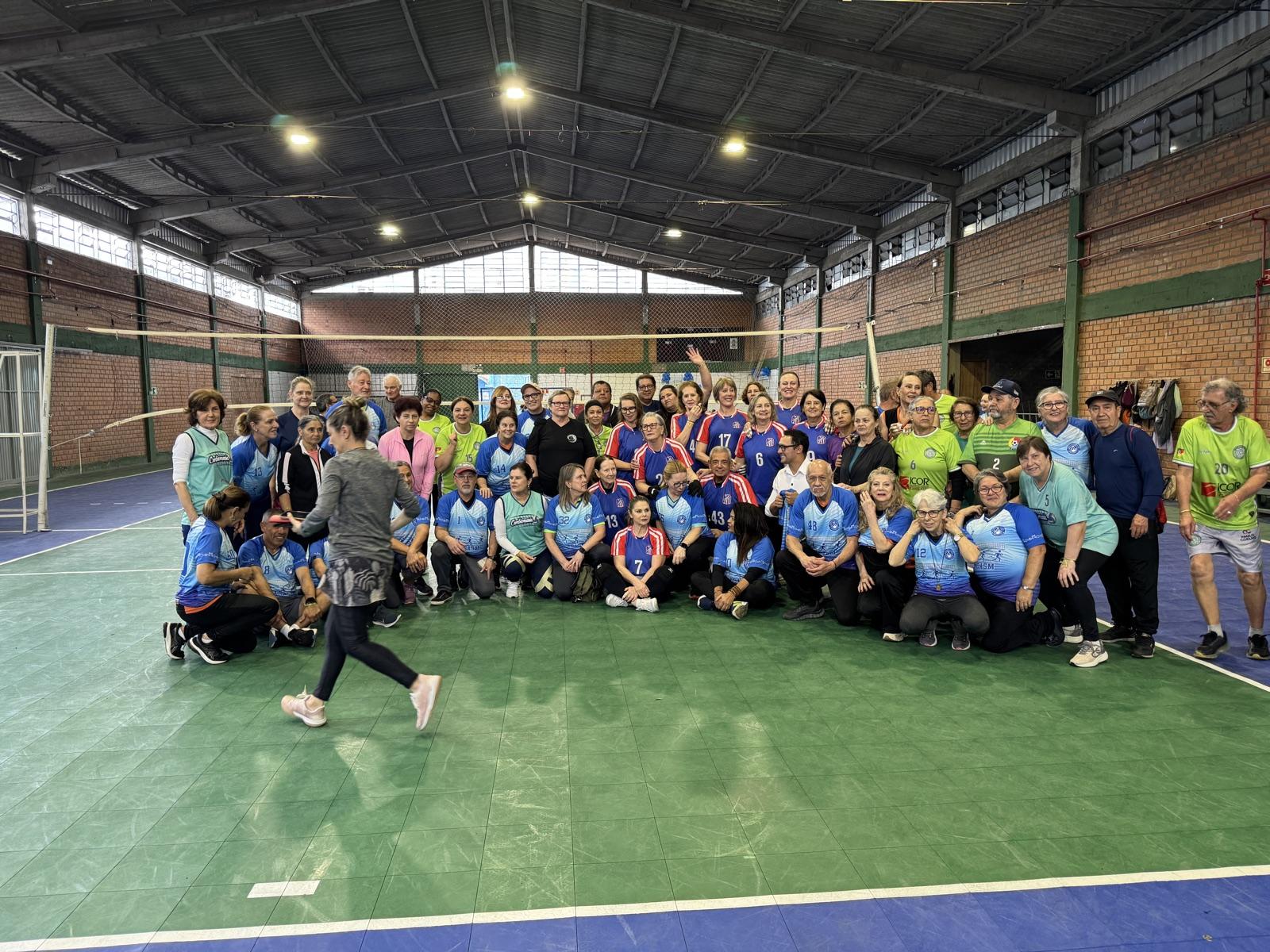 Grupo do Câmbio reunido em quadra em Santa Maria