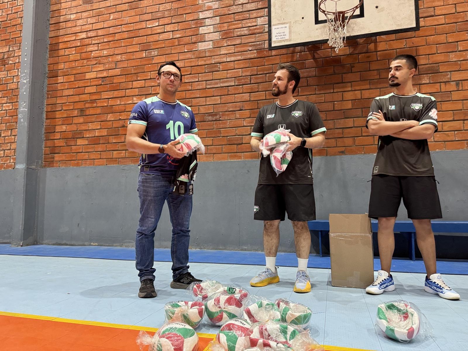 Entrega de bolas oficiais ao vôlei da UFSM