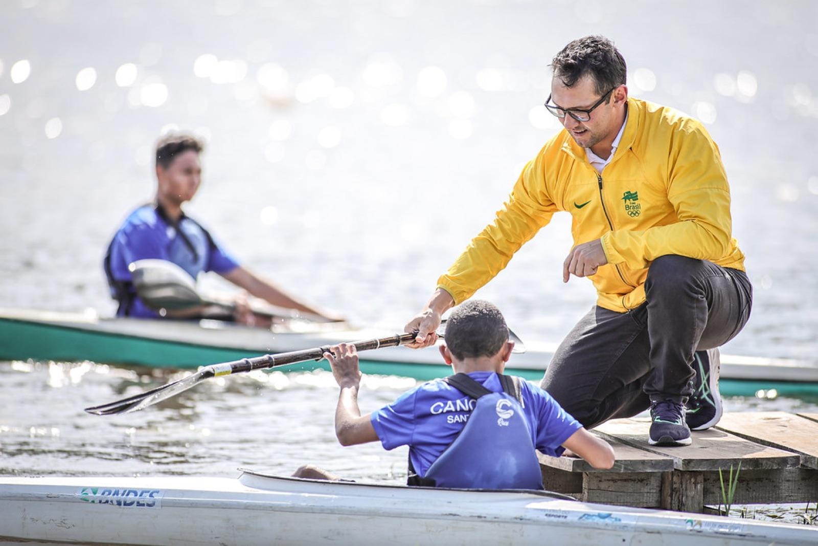 Givago com jovens atletas de canoagem