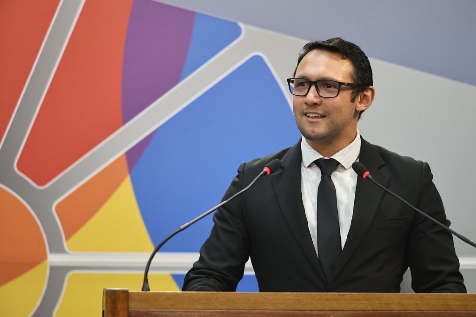 Vereador Givago Ribeiro na tribuna da Câmara