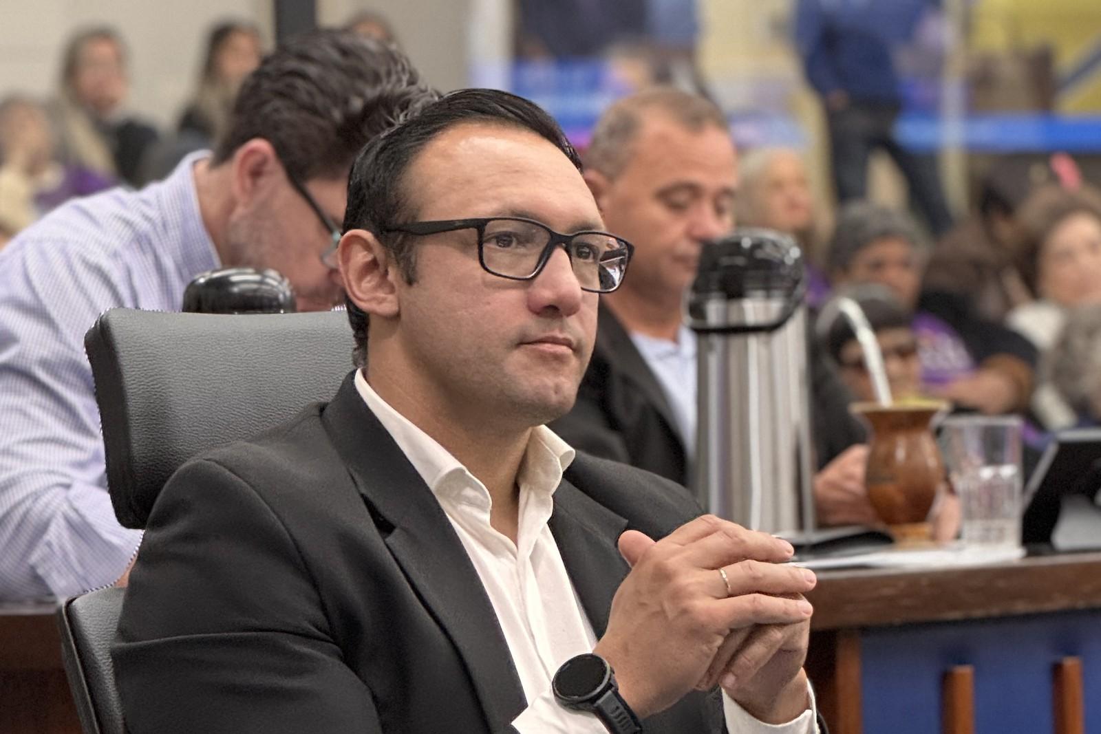 Givago Ribeiro durante sessão da Câmara, em fotografia do acervo da comissão sobre alagamentos de 13 de outubro de 2026.